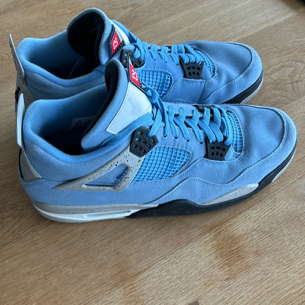 Used UNC Jordan 4 Retros size 14